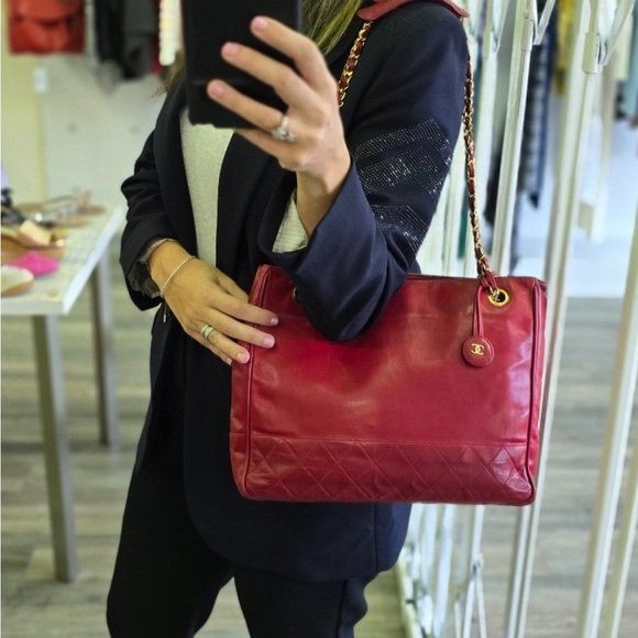 CHANEL RED LEATHER QUILTED VINTAGE SHOULDER BAG - Picture 3 of 17